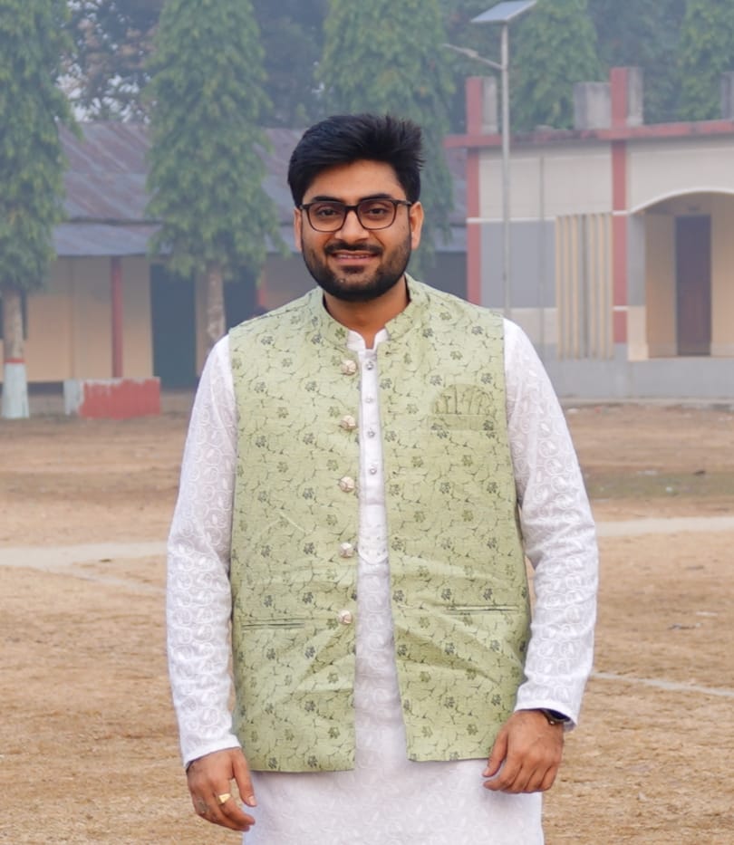 নাম- সুমিত্র সুজন।  (কবি ও প্রাবন্ধিক) 